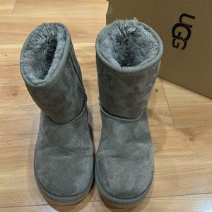 Ugg K classic big girl size 3
